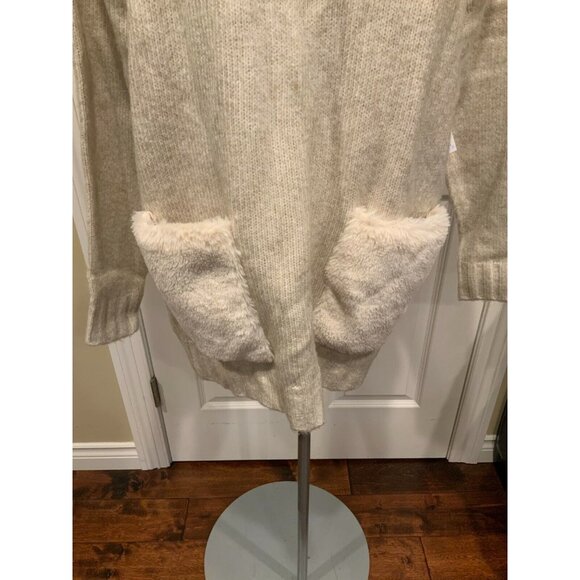 M Magaschoni Beige Wool Blend Turtleneck Sweater w/ Furry Pockets, Size M - Picture 3 of 7